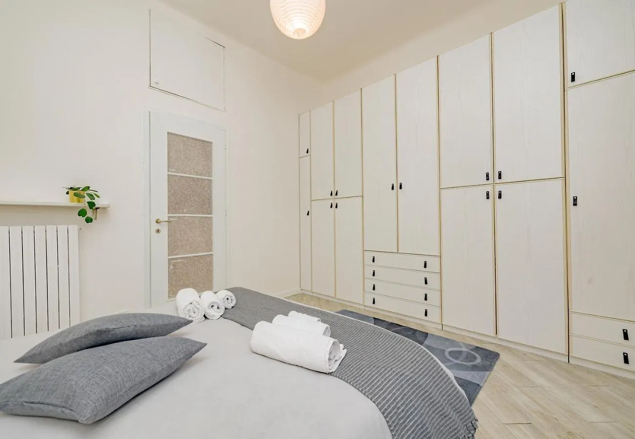 Turrohouse-Duomo 12 Minutes Away Apartment