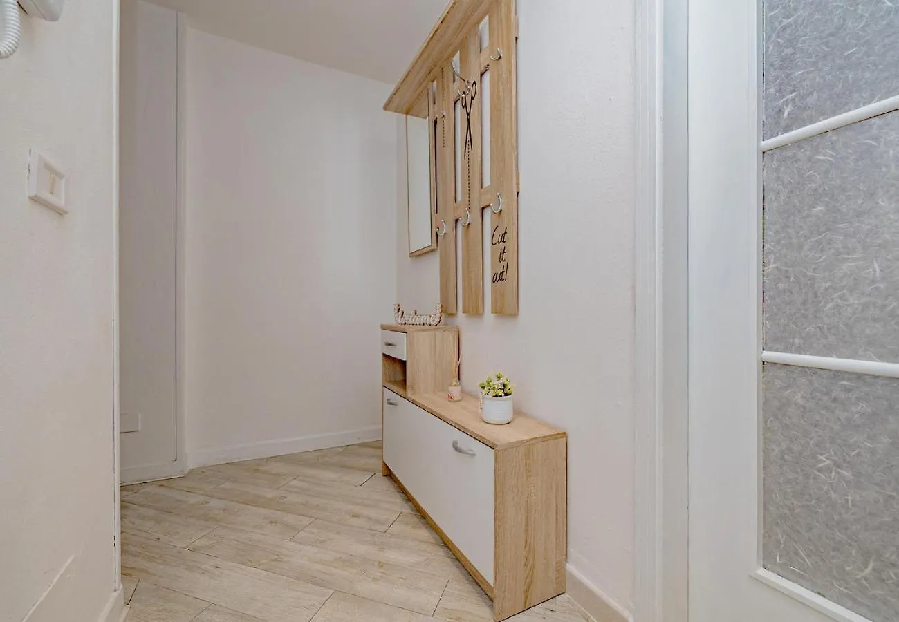 Turrohouse-Duomo 12 Minutes Away Apartment